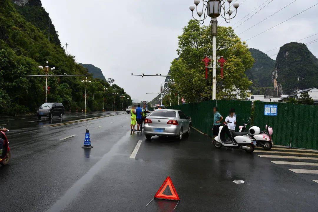 都安两车相撞有人受伤