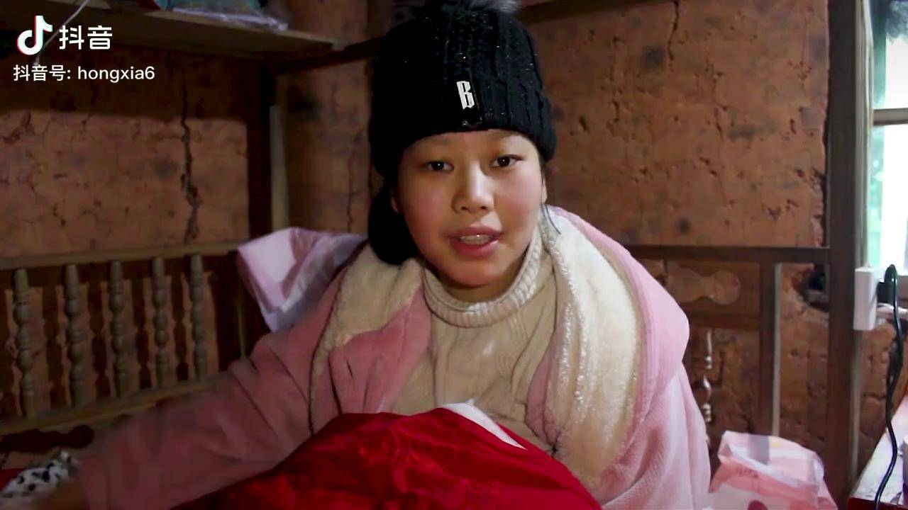 洪霞婆婆跟老公赶场买东西大女儿鼓捣要去这也太可爱了吧洪霞妹儿