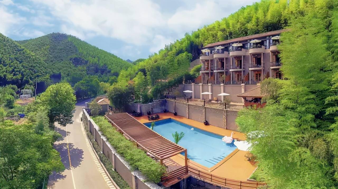 莫干山森林深处隐世独立的城堡民宿,饱览270°环绕式山景丨云顶堡