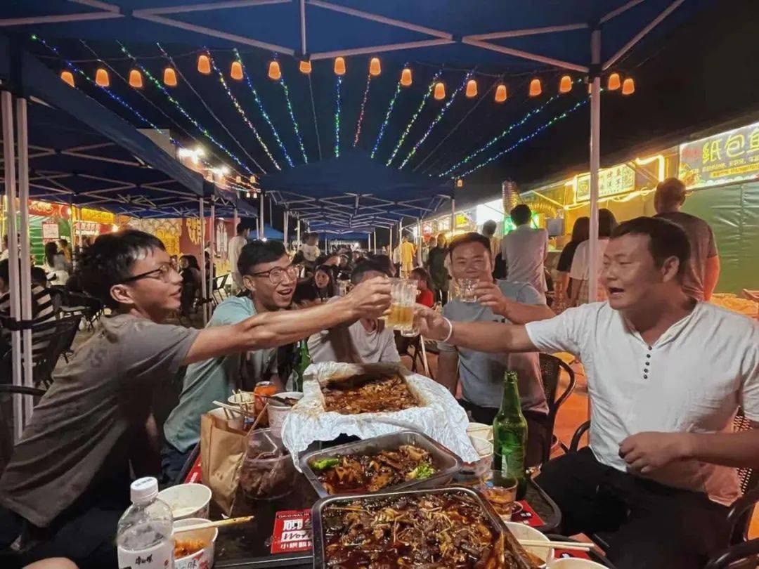 夜市大同小异但这里充满青春活力