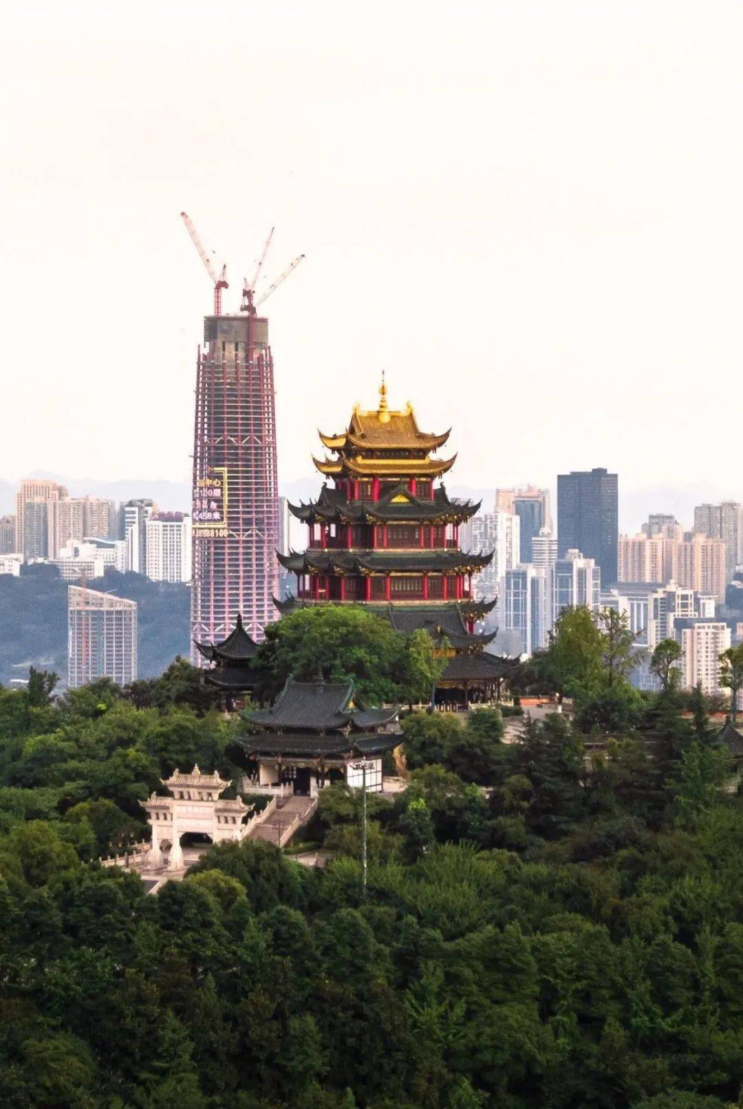 重庆新地标冲上热搜100层新高度哪里才是zui佳打卡点