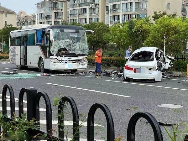 今天早上车祸图片