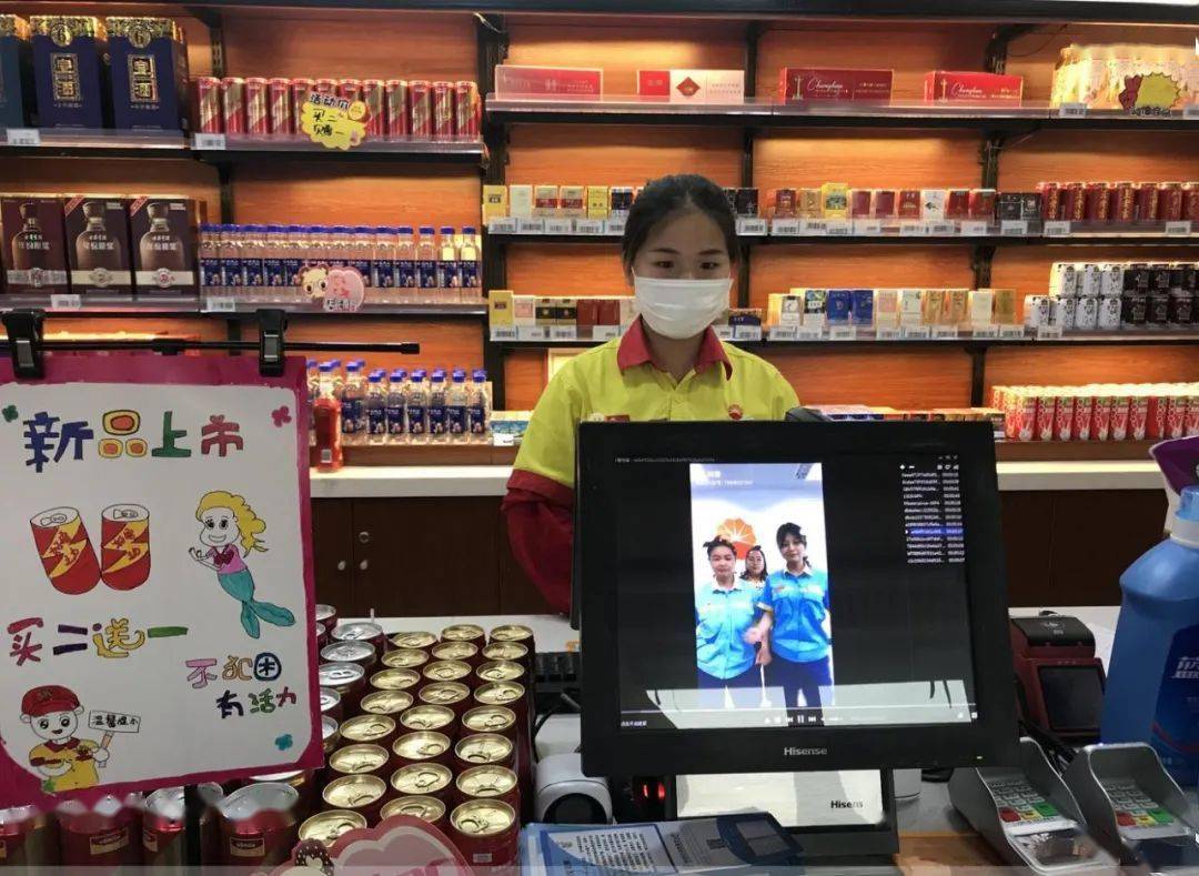 加油站消费,我们又把拍摄方向转到了搞笑视频,在收银台显示屏前滚动