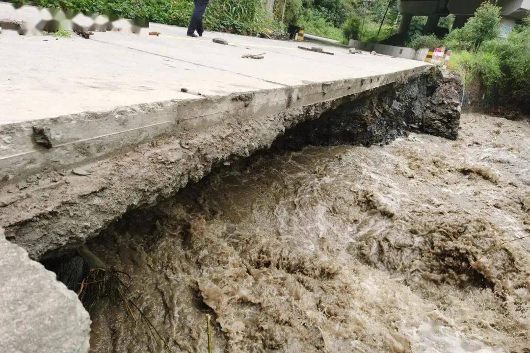 暴雨突袭旬阳公安雨夜营救
