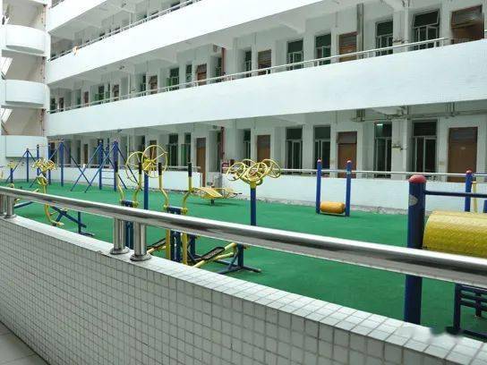 特色配置:一楼设宿舍健身器材,门禁系统广州市第六中学师兄师姐说"