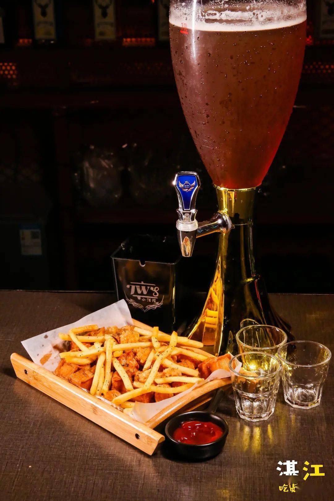 点上一炮扎啤摆上桌面,点缀装饰格调的效果max,口感更是比普通啤酒更