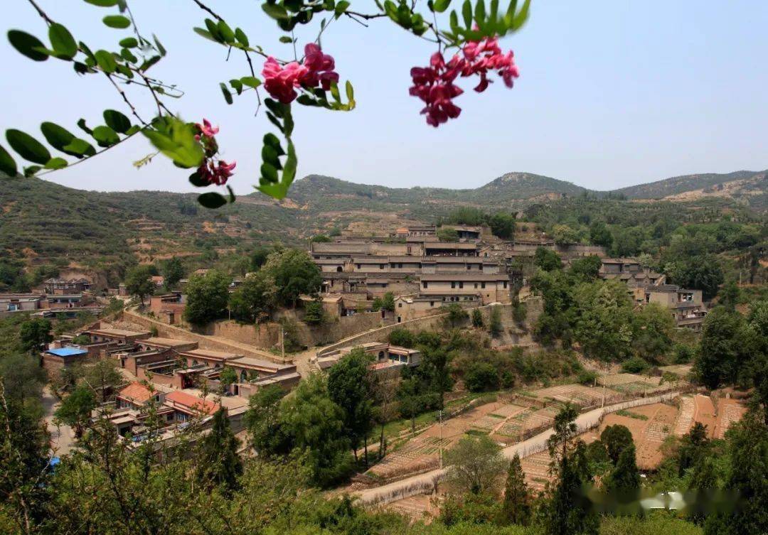 银圆山庄位于阳泉市郊的平坦镇官沟村,村中近乎直立的崖上"悬挂"着一