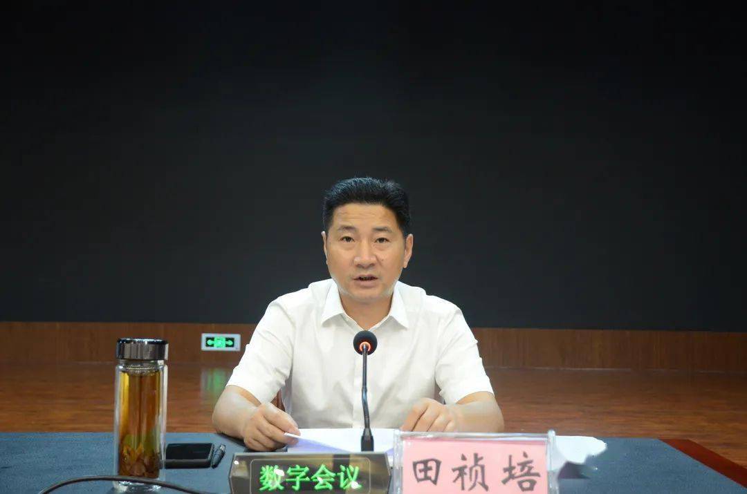 凯江镇党委书记张小江对疫情防控知识宣传和疫苗接种排查登记工作进行