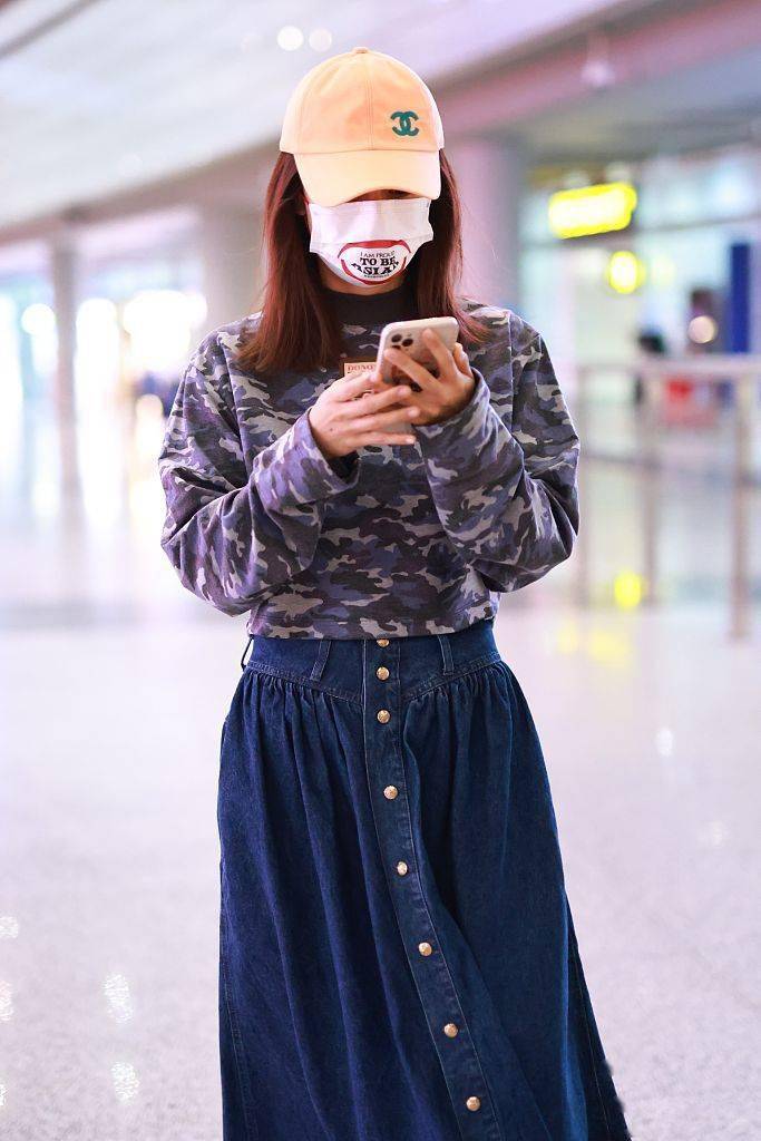 Not|刘芸穿迷彩T恤牛仔半裙 头戴棒球帽温婉文艺