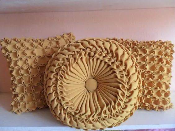 抱枕不需要花钱买,一块布缝出百褶的图案,对折后缝合,客人来了都夸!