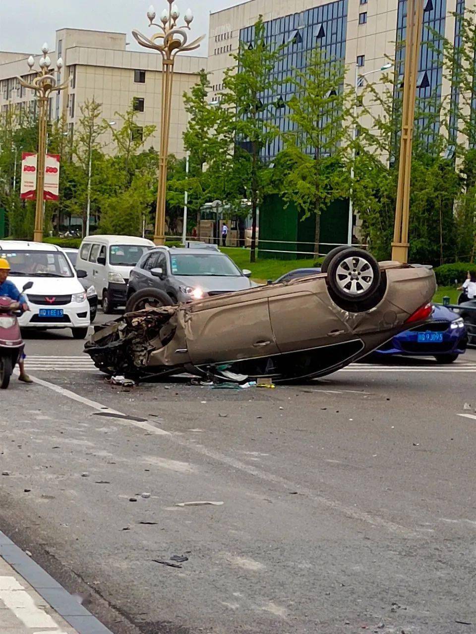 宜宾一小车被撞翻,轮胎都掉了!