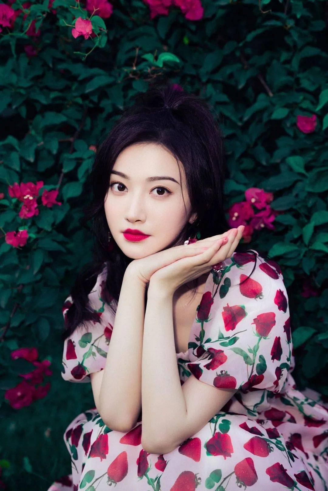 ▼王嘉尔战损妆流汗,玫瑰花转场一键换装,白衬衫汗流浸透,战损妆颓废