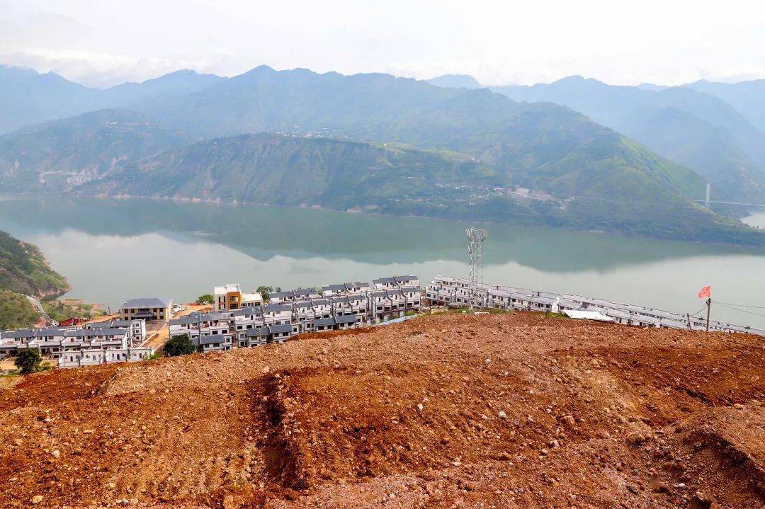 环江红到大崇镇 鲁吉镇 溜姑乡等地调研督导白鹤滩水电移民搬迁安置