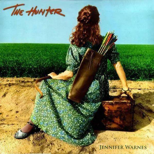 接着有几声夜莺的啼鸣,然后吉他的轻拨慢拢带出詹妮弗的吟哦,犹如乘着