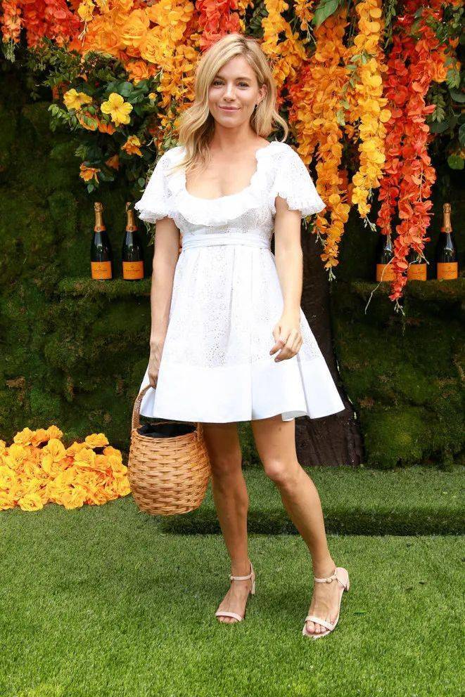 设计|一条娃娃裙，让女明星撞衫率显著提升！