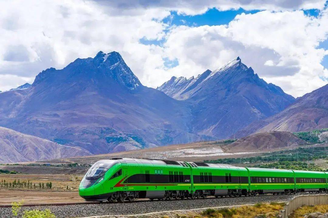 拉林铁路位于青藏高原冈底斯山与喜马拉雅山之间的藏东南谷地90%以上