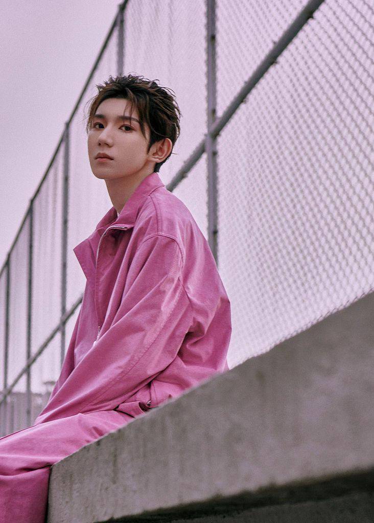 卫衣|王源GCDS烟粉色运动套装Bape板鞋 运动活力