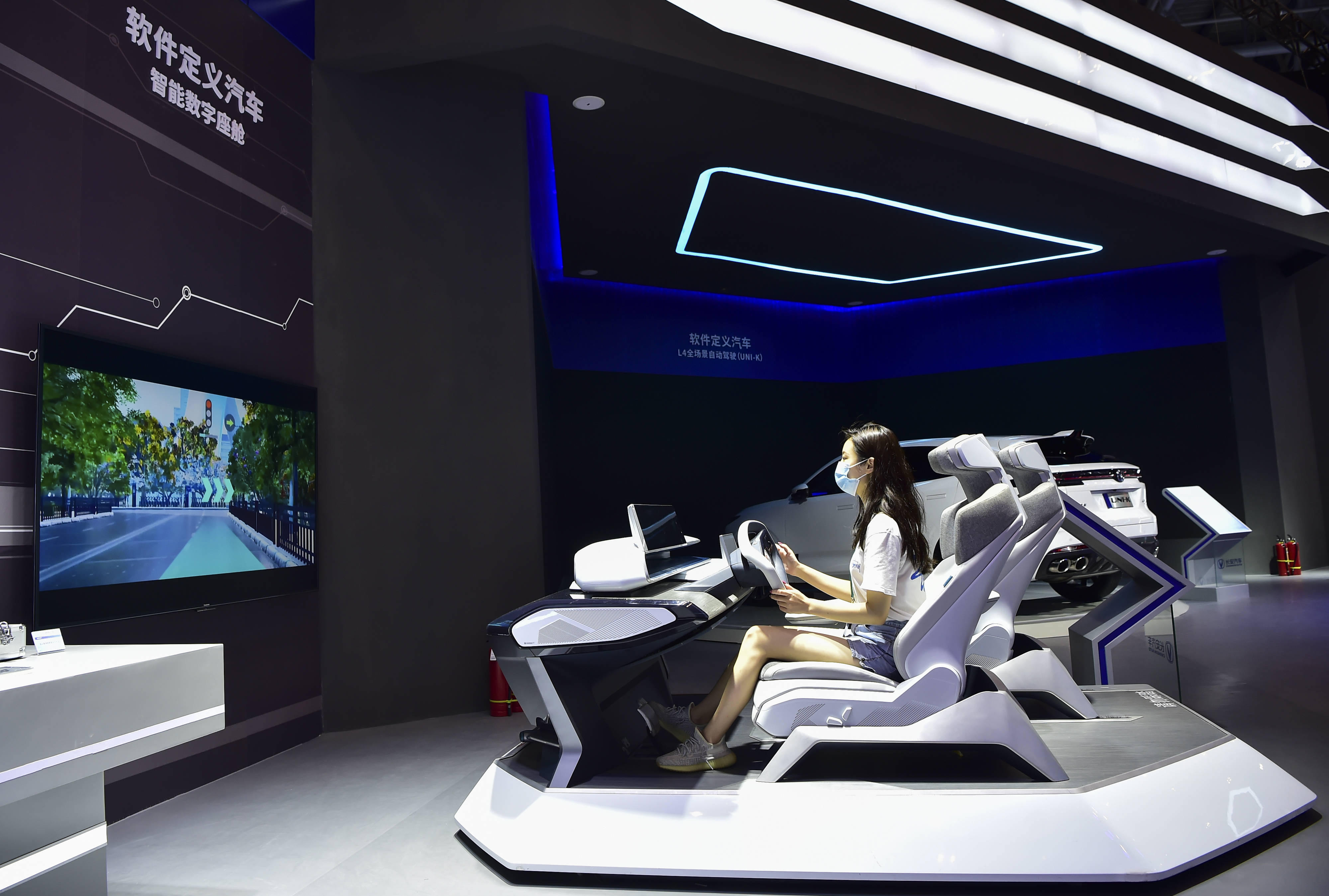 8月22日,媒体记者在2021智博会展馆内体验"智能数字座舱".