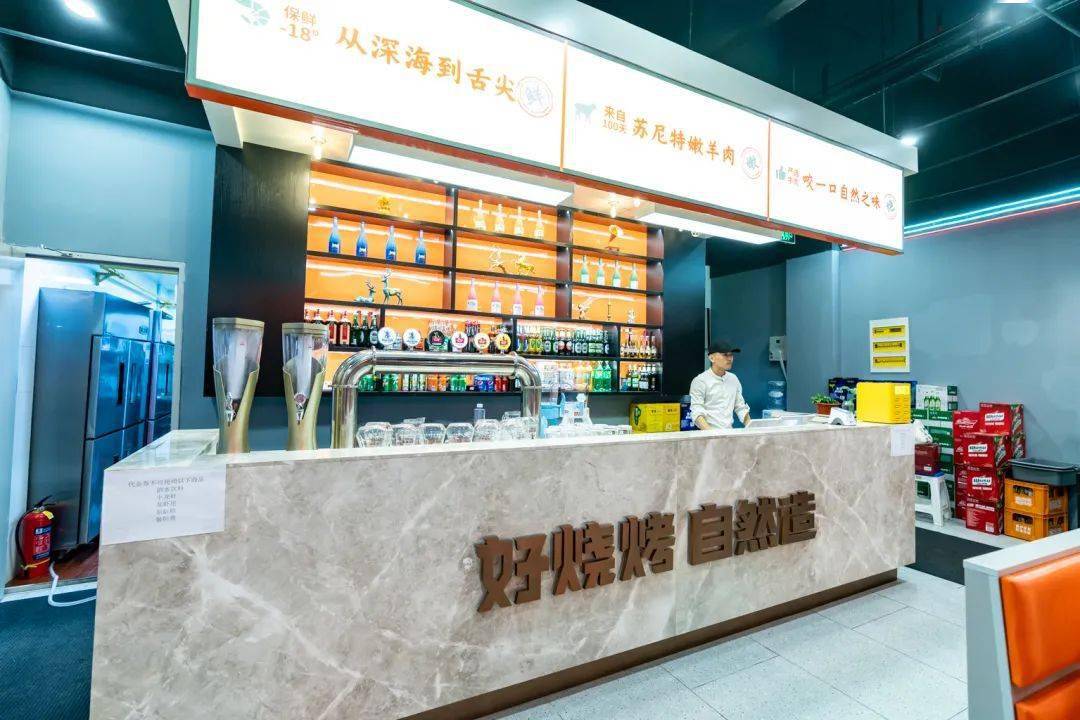 大理石前台与金属色文字的搭配