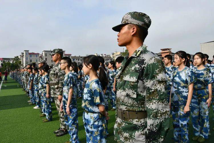 吉水二中举行新生军训开营仪式——接受国防教育 铸就军人品质