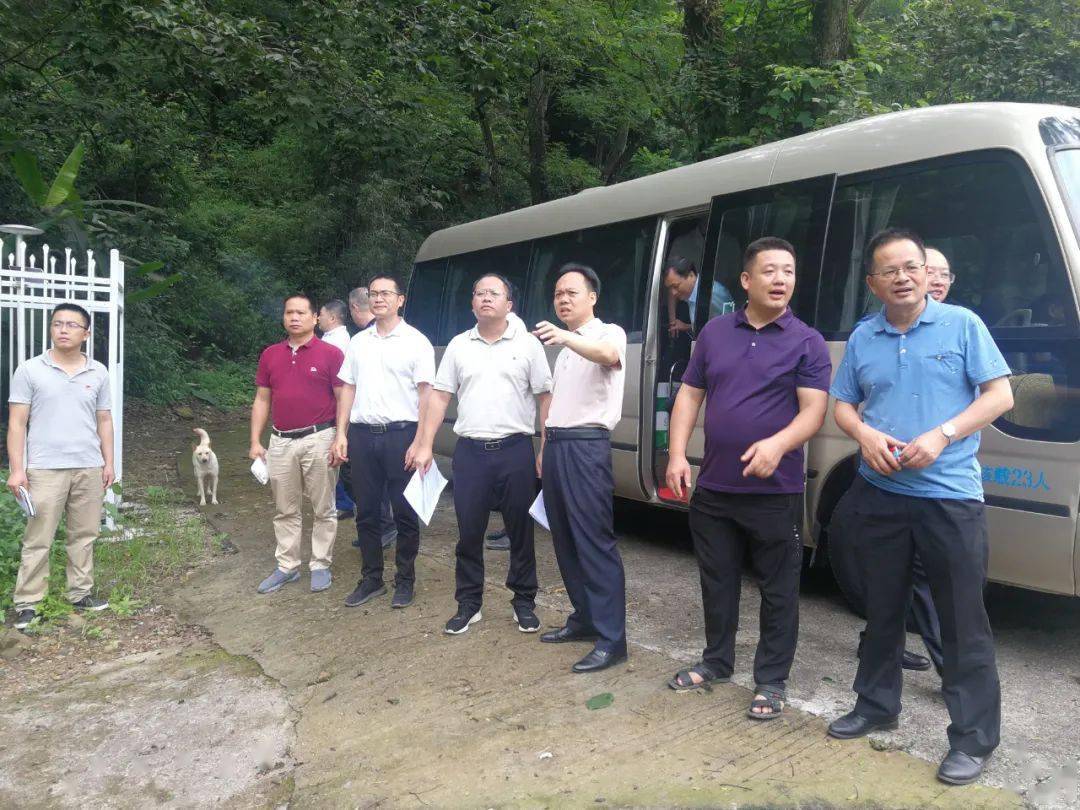 仁化县副县长,代理县长陈夏广到红山镇小楣水村开展地质灾害点治理
