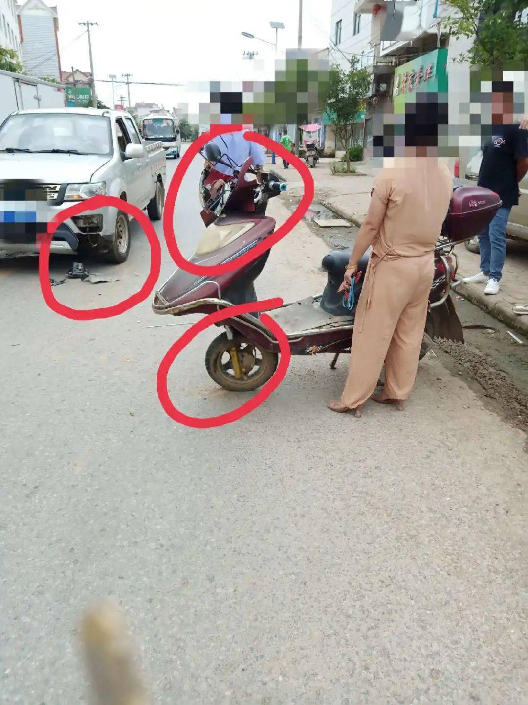 乐平市接渡镇袁家亭发生一起交通事故双方车辆零件散落一地