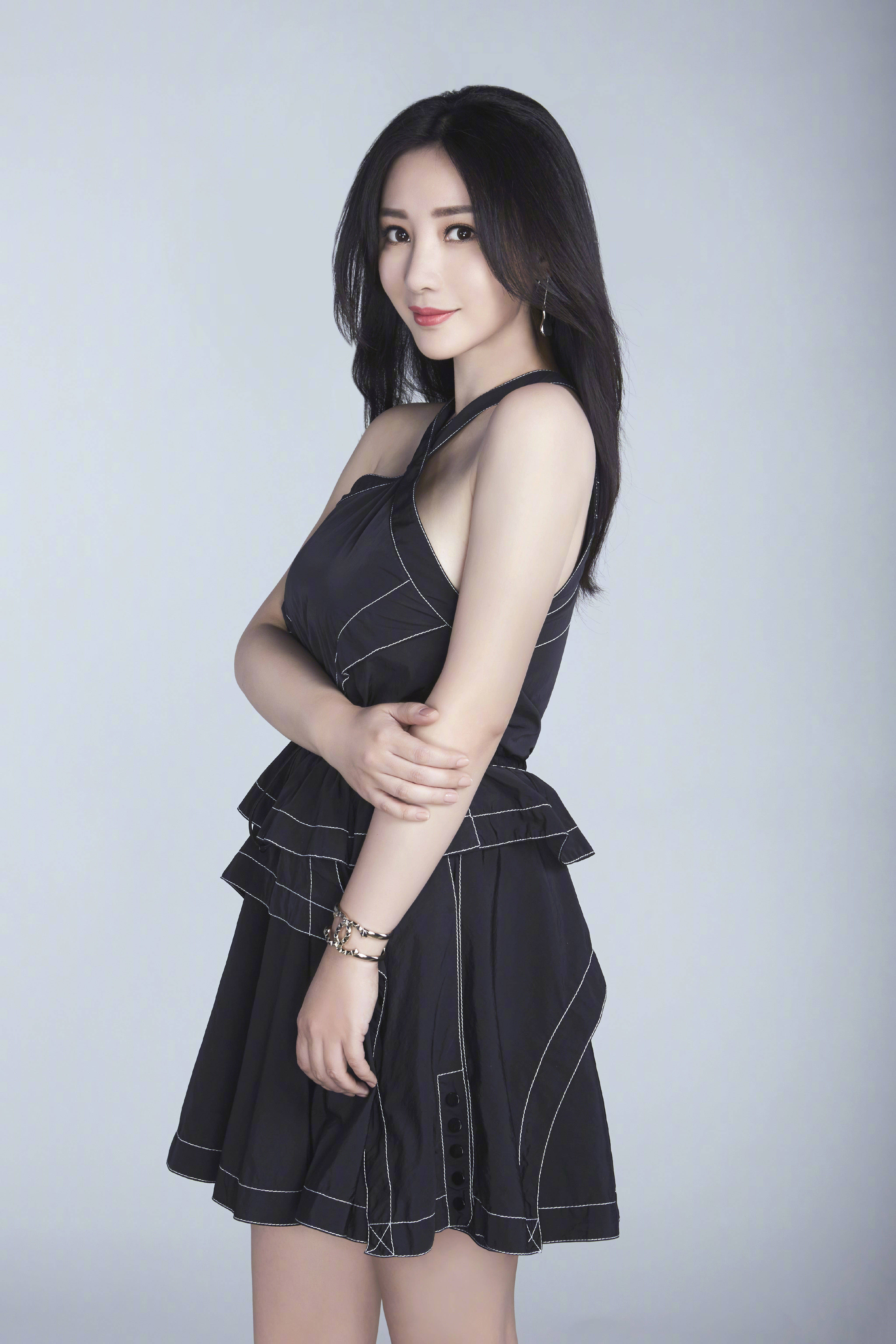 38岁柳岩韵味十足,清新裙美回18岁,网友:单身没道理