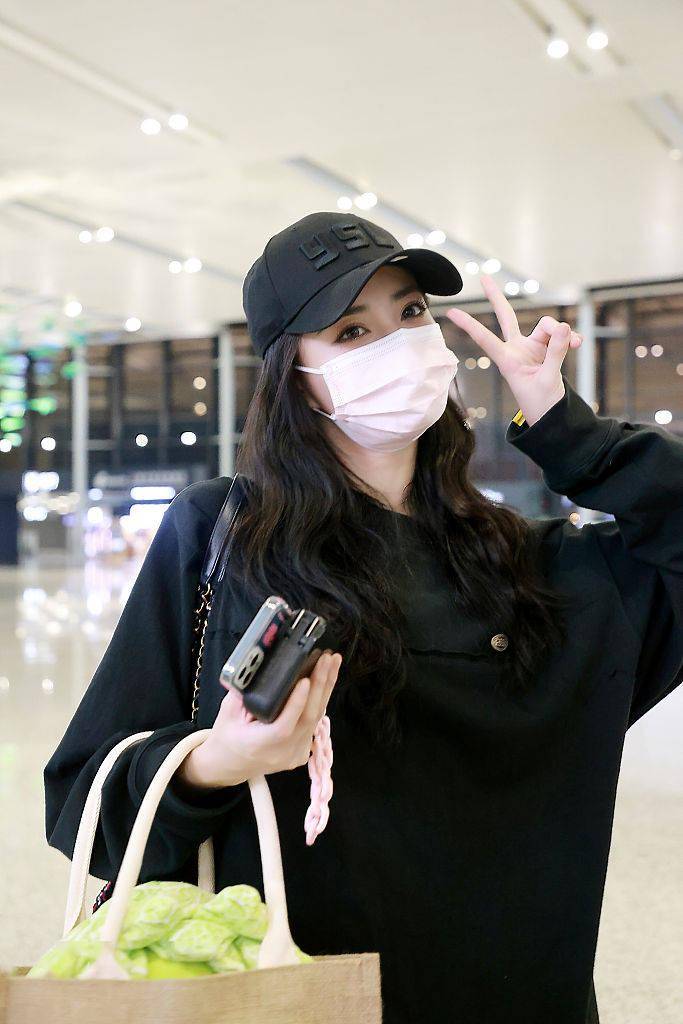 黑色|徐璐穿全黑套装又甜又飒 开心比耶和粉丝亲切互动