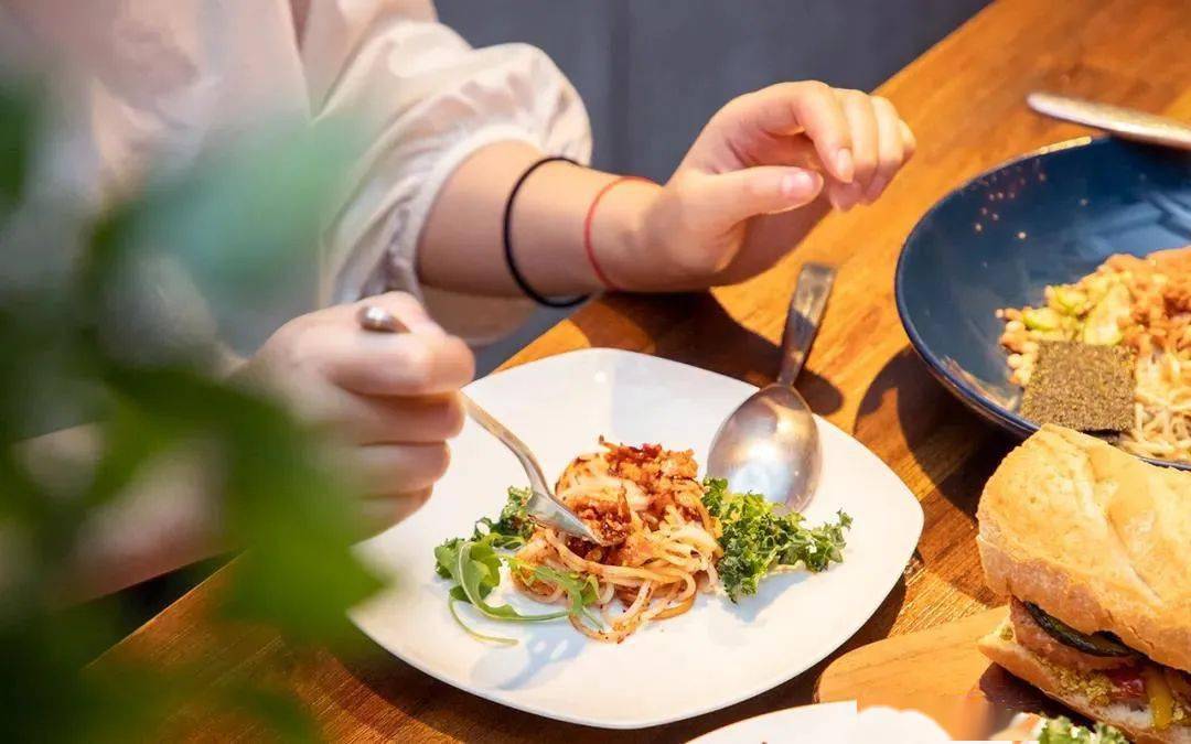 食餐桌放生,滋養慈心吃出健康,增長福田素菜清炒時帶著清甜的蔬果香氣