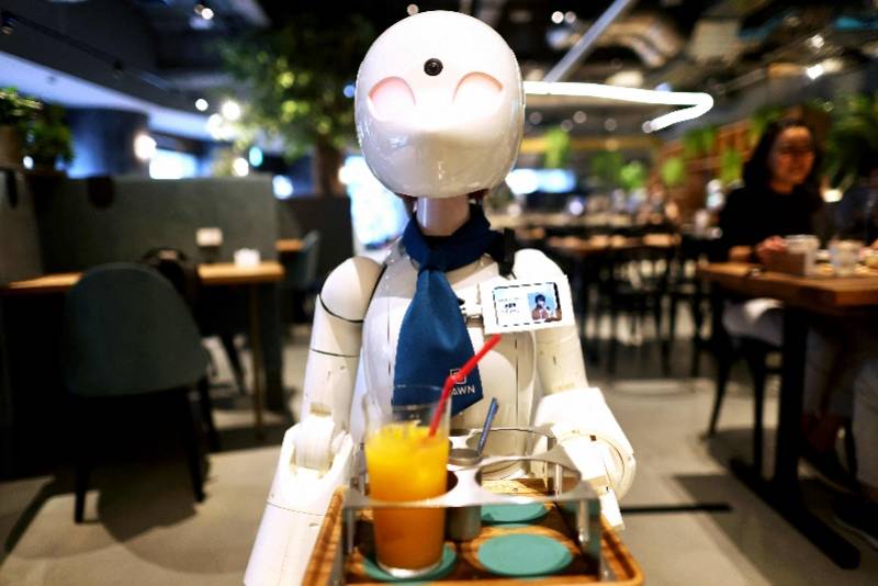 duanqi|日本东京咖啡厅，机器人戴工牌上岗，幕后有人操控