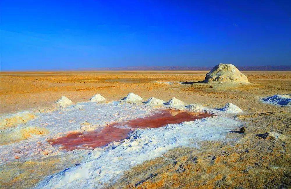 很多盐湖被称为"天空之境",但吉利特这个沙漠盐湖可不一般!