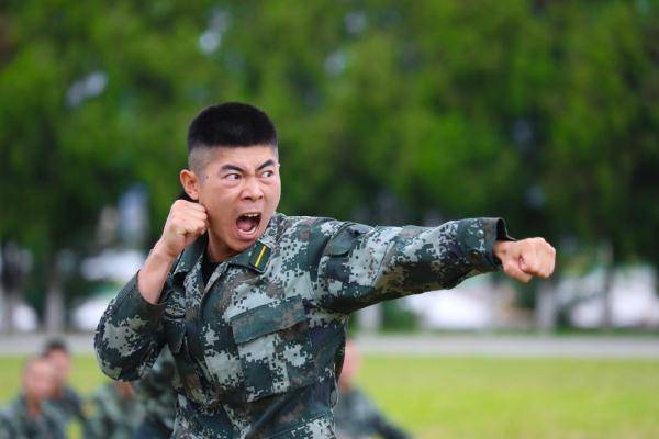 武警毕业学员擒敌会操血性十足_严熠