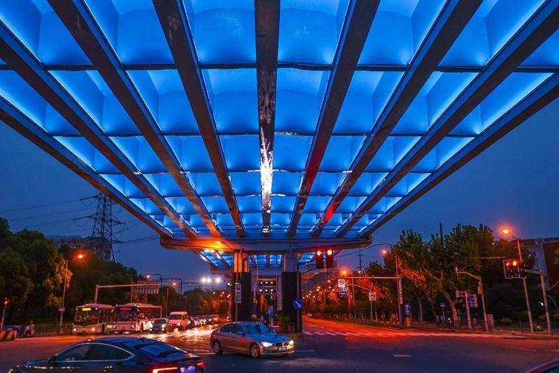 上海宝山:高架桥底上演七彩灯光秀,夜色竟然这么美……_同济路