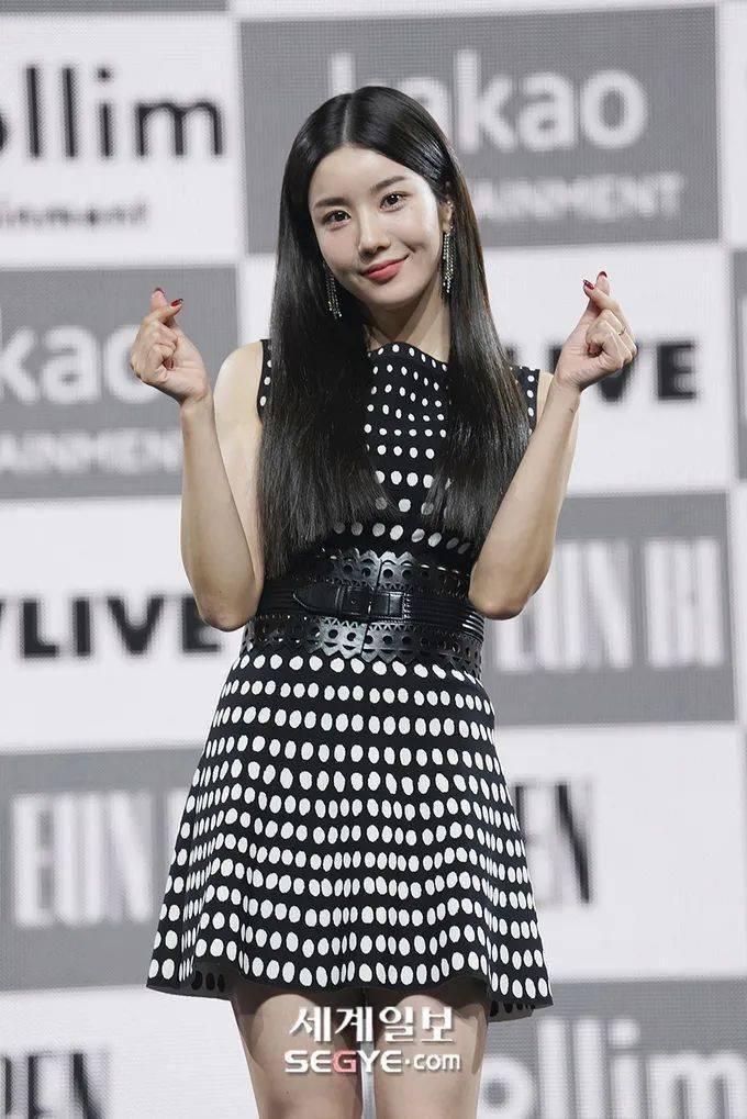 姐姐绝美权恩妃出席迷你1辑open线上showcase