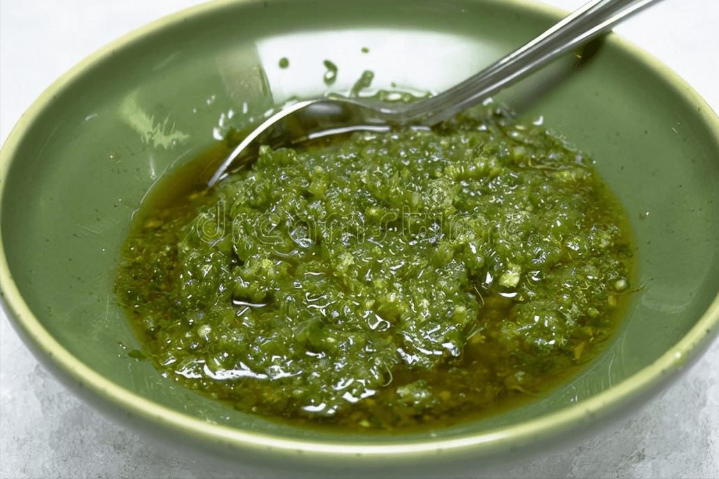 腌韭菜花只放盐容易坏奶奶教我一招翠绿鲜香能保存一年