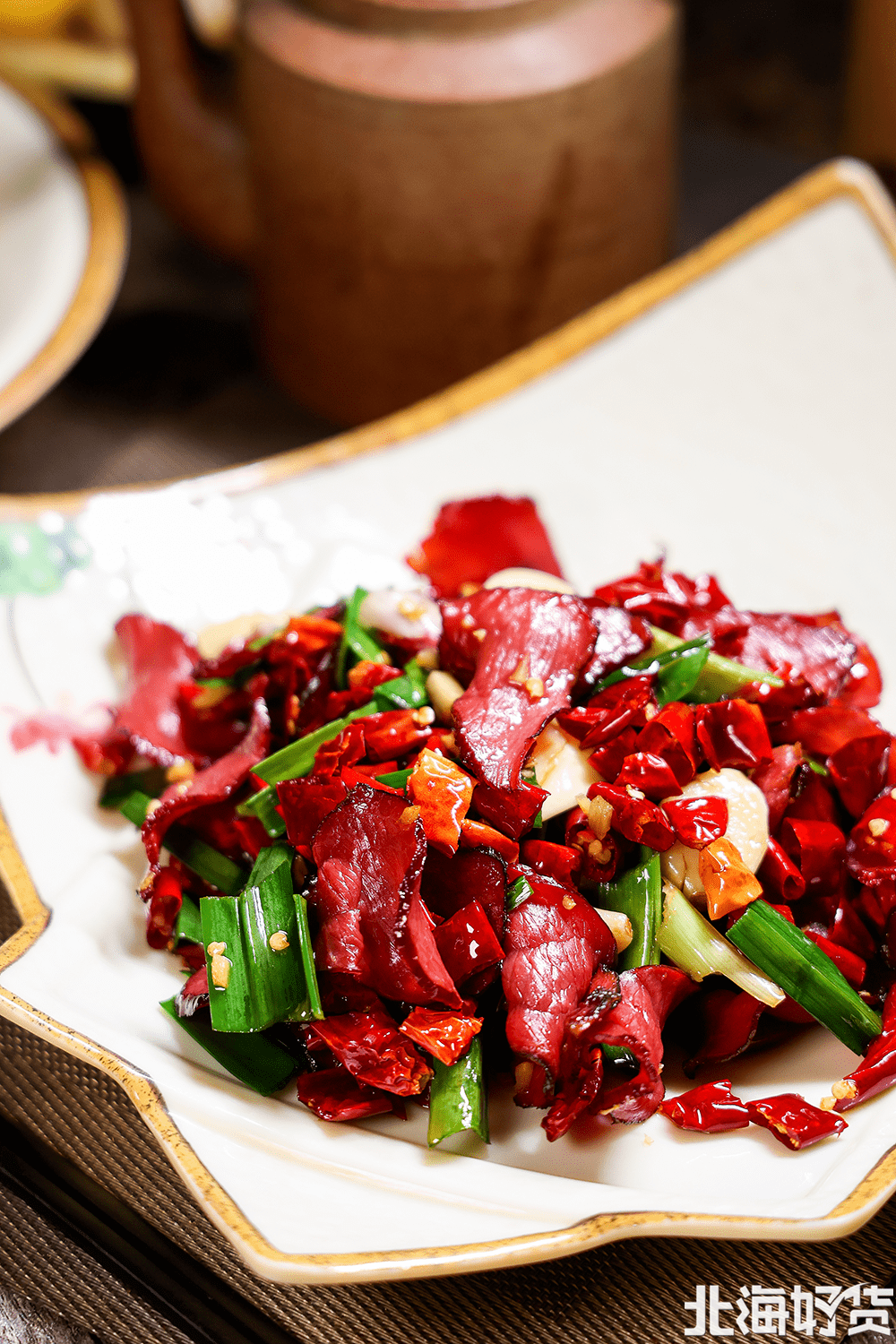 湘西腊牛肉,牛蛙恋上虾,蟹黄粉丝煲,干锅乡里腊鸡.超多美食等你来尝!