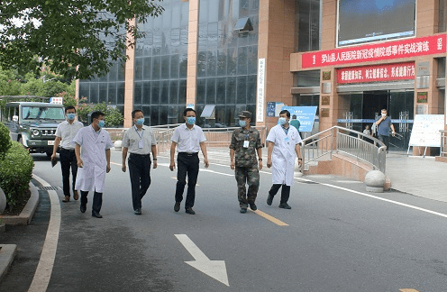 县人武部上校部长周斌林,上校政委侯文义,县人民医院院长方福平,副