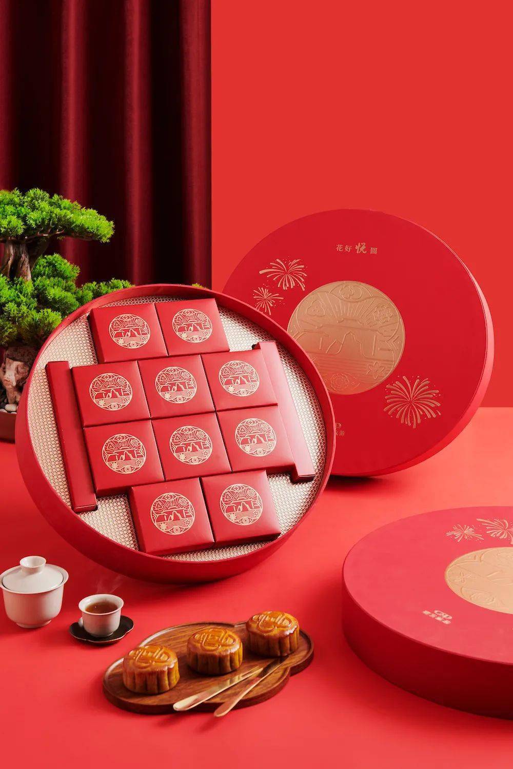 在口味上,两款月饼礼盒经典味道与本地创新兼具.