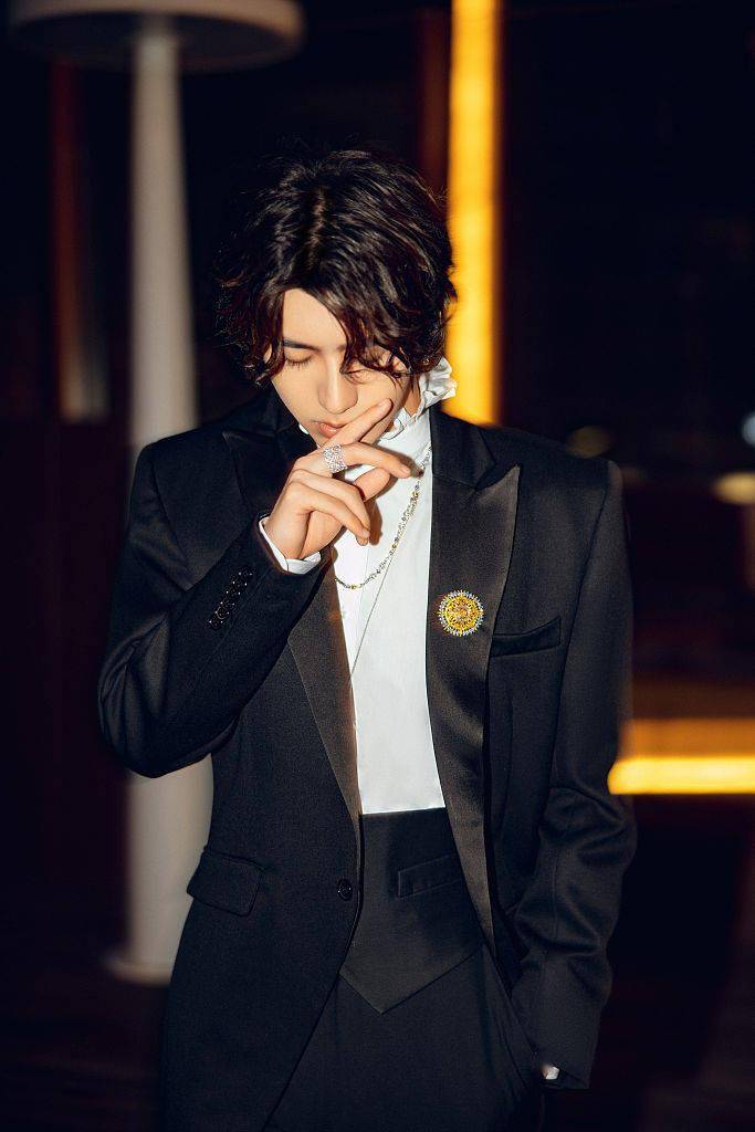 蓝色|一周潮男快拍：王源运动休闲 吴彦祖微笑绅士