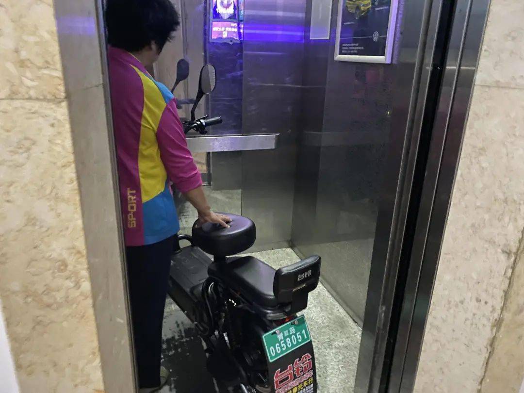 我为群众办实事电梯也能车脸识别李沧这个小区采用高科技手段将电动车