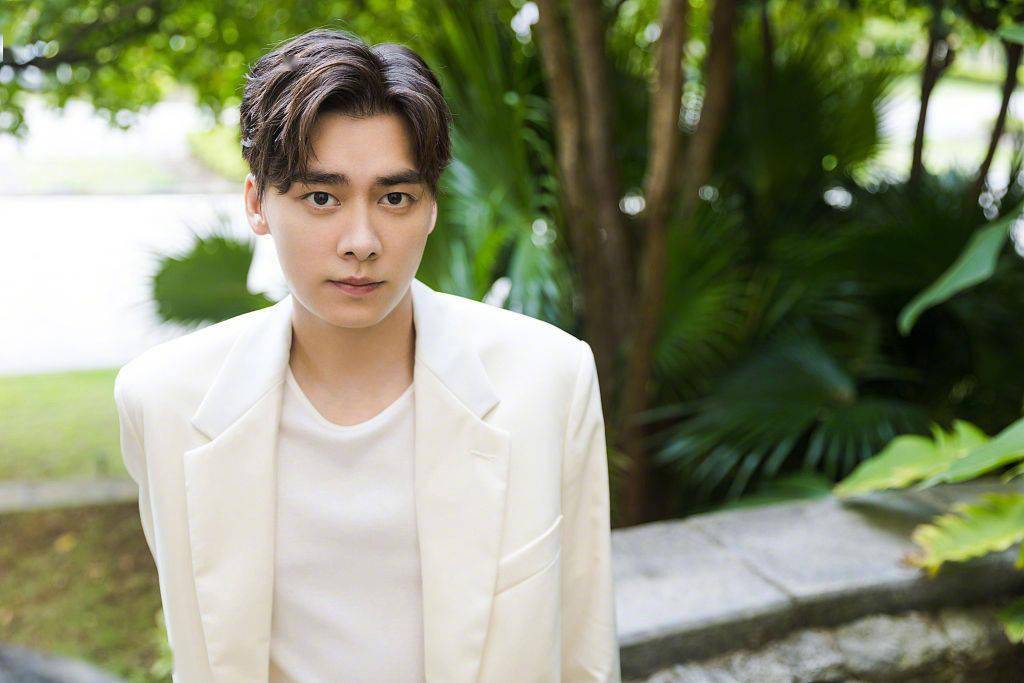 西装|李易峰白西装清新优雅妥妥贵公子 绿植背景添清爽帅气