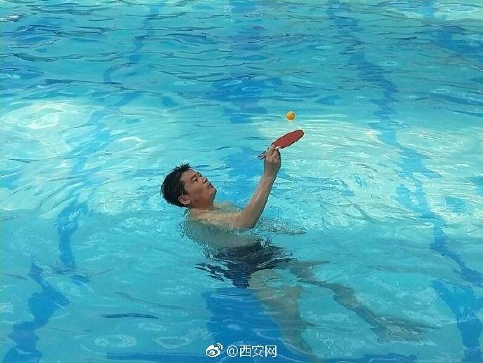 中国|只有想不到！天上、水里，中国人到底多爱打乒乓球