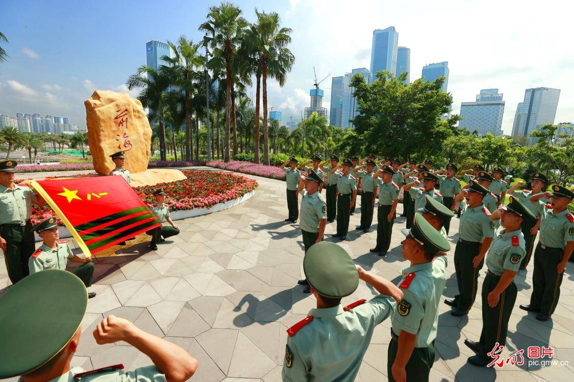 2021年8月25日,深圳武警广东总队执勤第三支队一中队官兵在重温军人