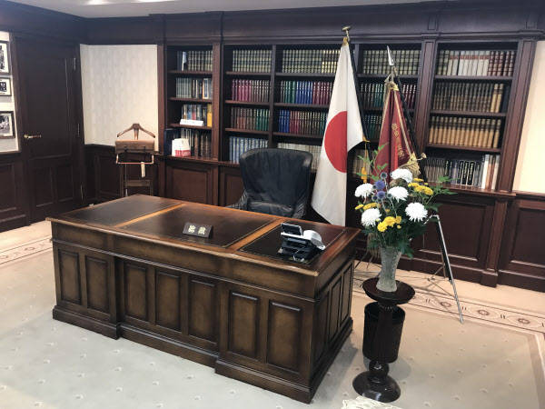 日本自民党总裁办公桌 图自日本经济新闻网站