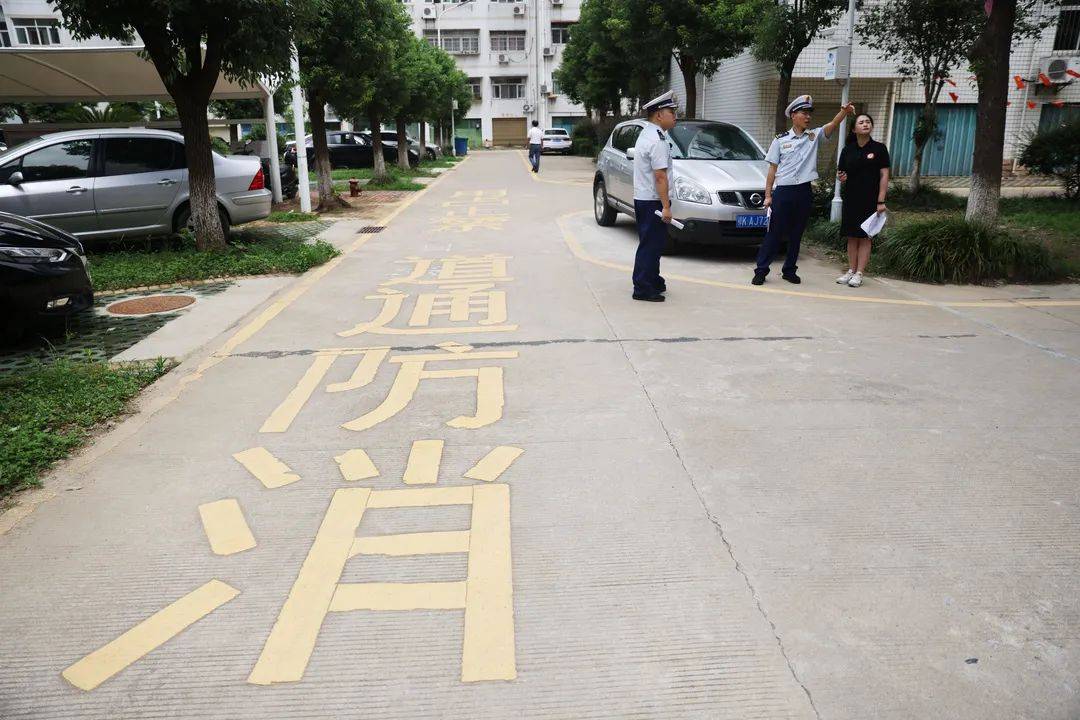 同时指导教职工们 要清查楼道杂物 正确停放电动自行车 保持消防通道