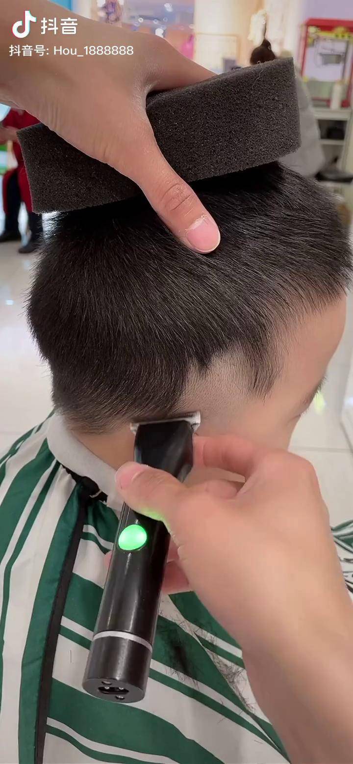 小孩剪头发教程图片