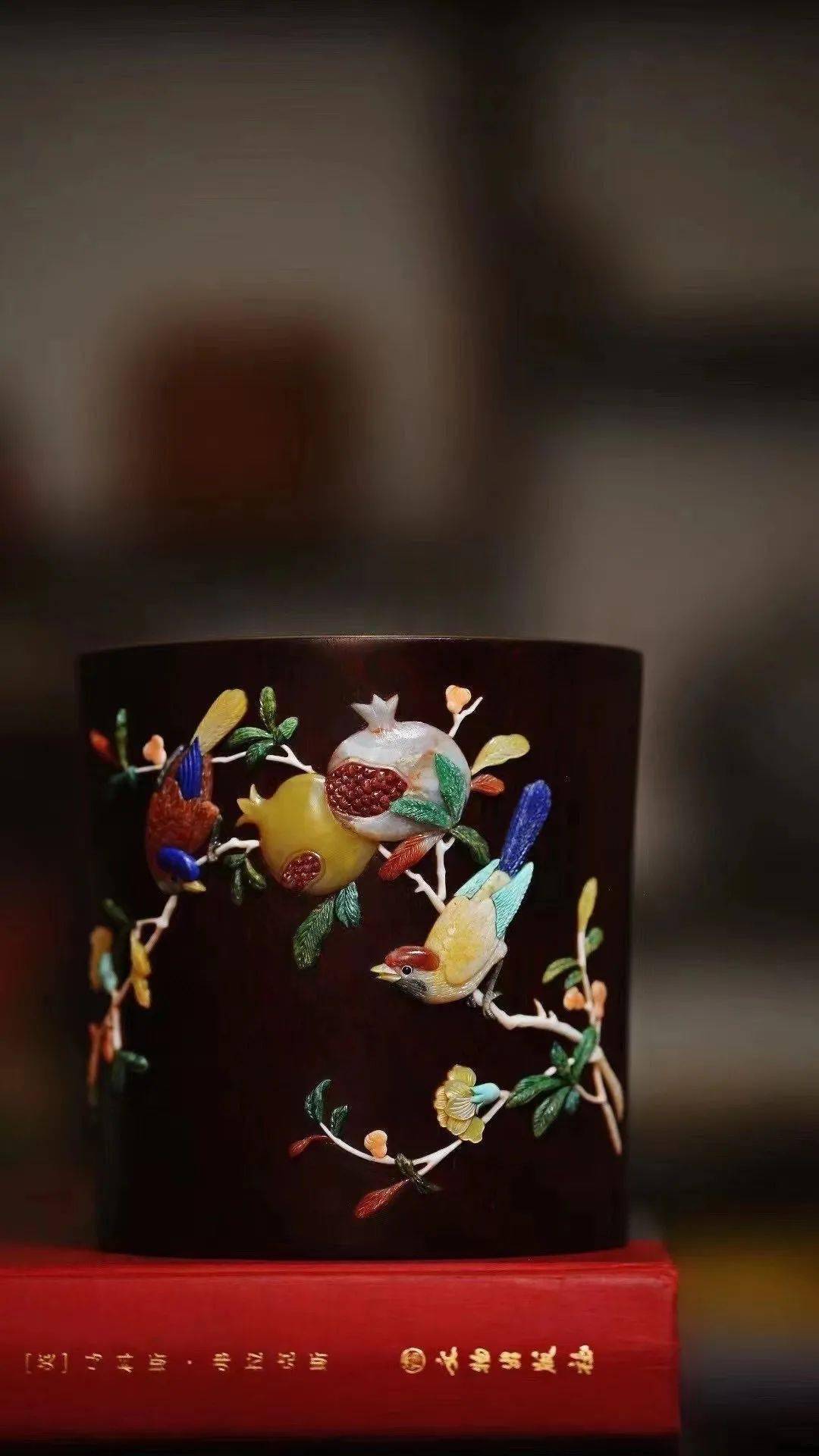 百宝嵌工艺出现于明代,它以珊瑚,玉石,水晶,玛瑙,象牙,犀角,螺钿,珍珠