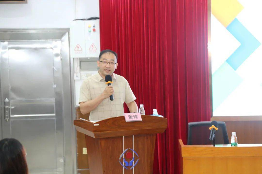 提升内驱力乐享幸福感特级教师董玮老师莅临我校为老师们作通识培训