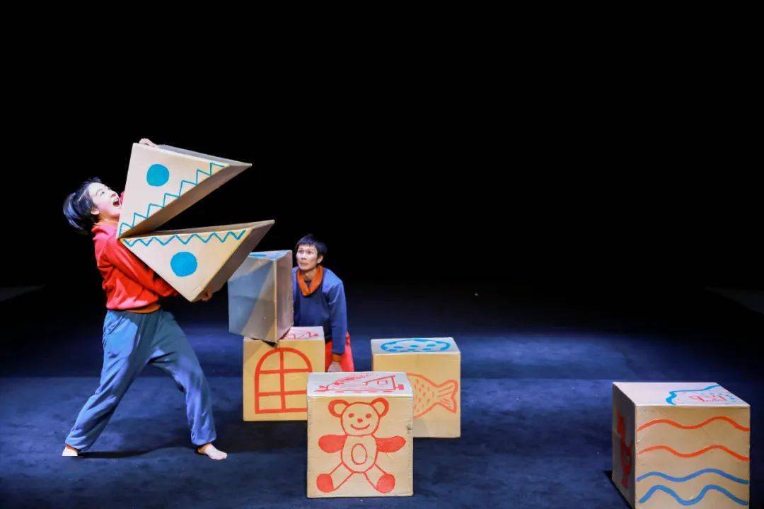 开学季特惠来自欧洲的魔法纸箱让剧院变身游乐场用想象力环绕世界