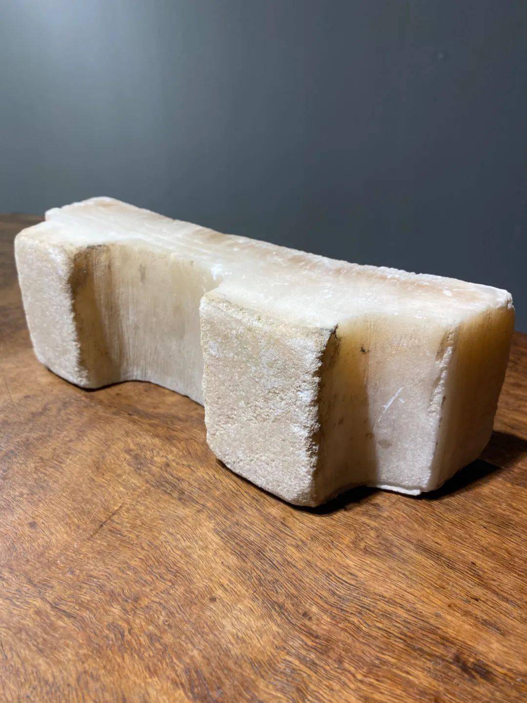 此汉白玉雕琢老枕头除表面石粒剥落,小刮痕,磕伤,磨痕以及污渍印外